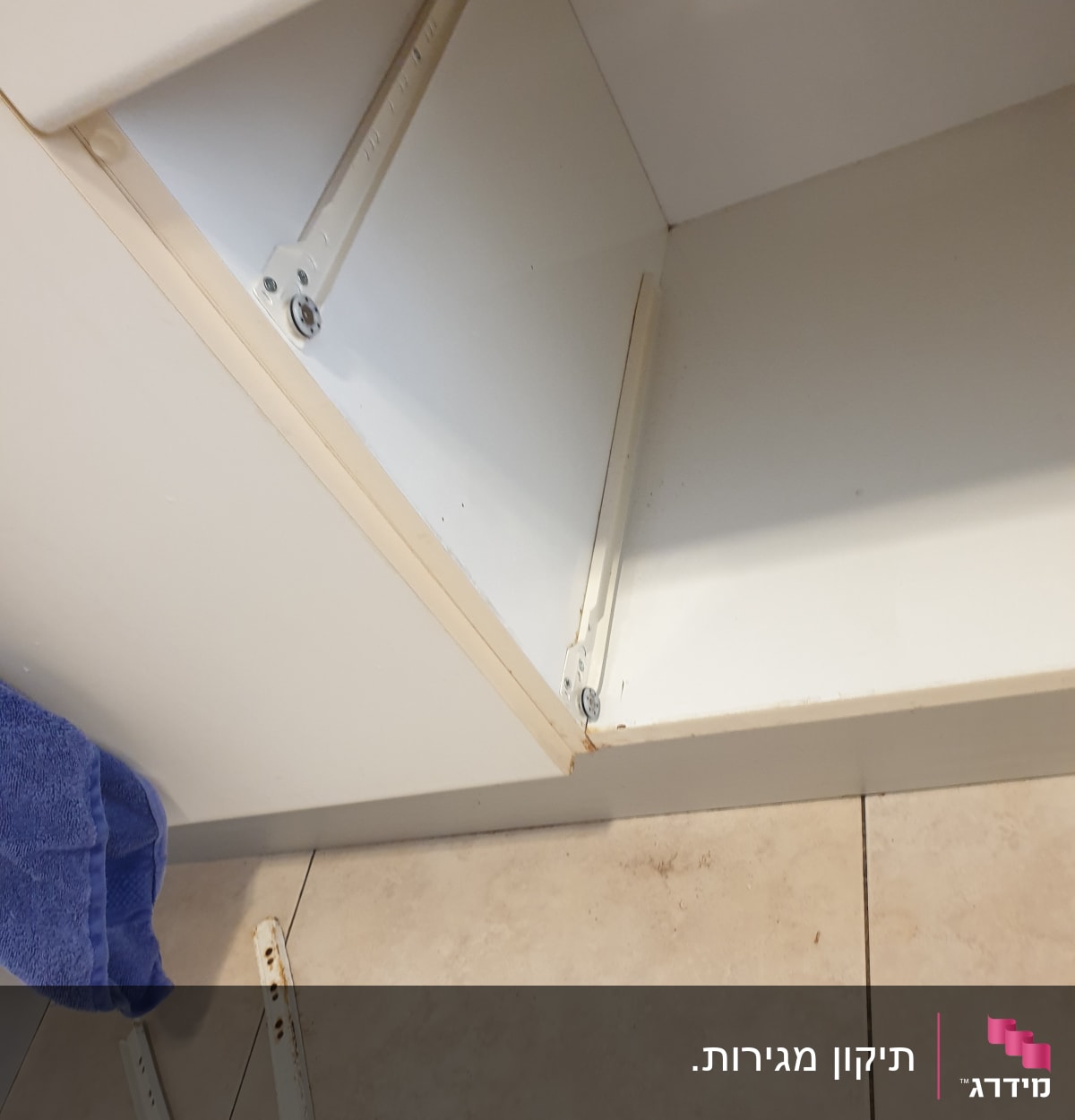 מסילות מתכת לבנות מותקנות בארון מטבח